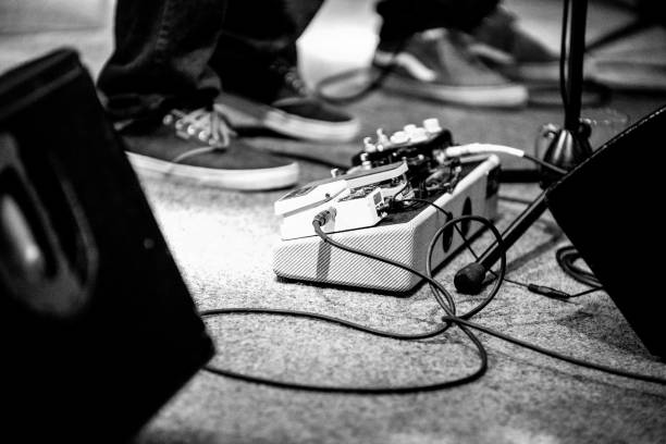 ステージでギターの効果 - guitar photographic effects guitar pedal amplifier ストックフォトと画像