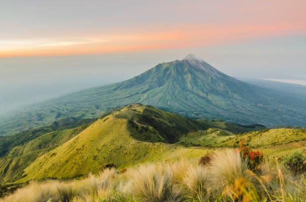 die wunderschöne mount merapi - mt merapi stock-fotos und bilder