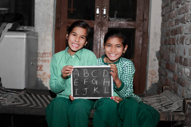 zwei kleines mädchen porträt mit tafel - poverty india child little girls stock-fotos und bilder