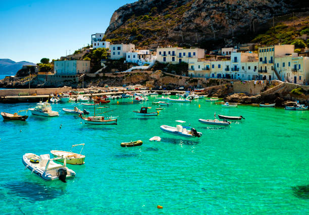 ein veiw von levanzo island, sizilien, italien - erice stock-fotos und bilder