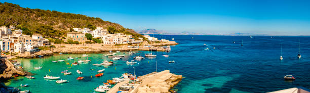 una vista del puerto isla de levanzo, sicilia, italia - trapani sicily erice sky fotografías e imágenes de stock