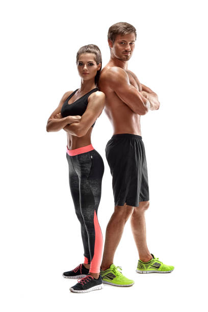 jeunes sportifs en couple femme et homme en studio sur fond blanc - human muscle muscular build men body building photos et images de collection