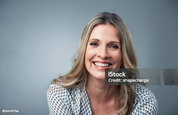 她的信心只是照 照片檔及更多 女人 照片 - 女人, 僅一名女人, 成年女子