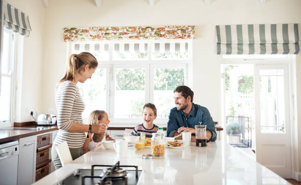 making morning time family quality time - breakfast family child healthy eating imagens e fotografias de stock