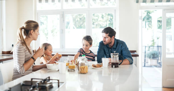 朝食のテーブルを結合する最適な場所 - healthy lifestyle people eating sister ストックフォトと画像