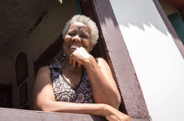 afro femme brésilienne, souriant à la maison - nord est photos et images de collection