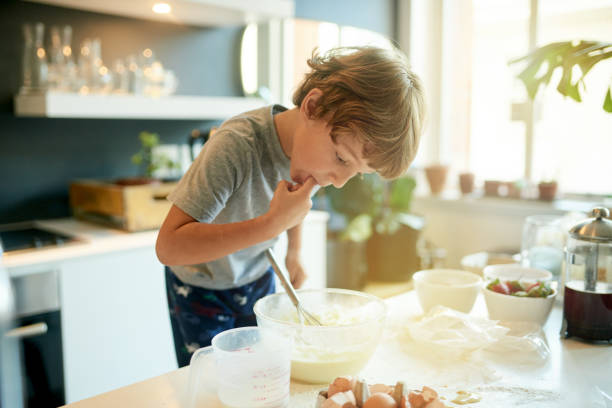 손가락 핥 아 테스트, 제빵의 공식 규칙 - little boys breakfast caucasian child 뉴스 사진 이미지