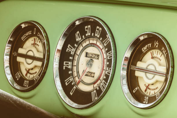 metri cruscotto di un'auto d'epoca degli anni cinquanta - odometer speedometer gauge old fashioned foto e immagini stock