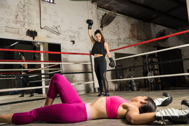 femme, battant son adversaire dans un combat de box - boxing winning success challenge photos et images de collection