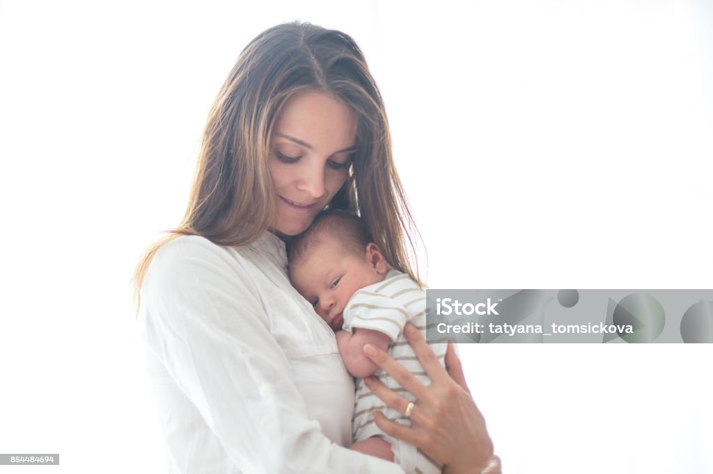 Junge Mutter hält ihr neugeborenes Baby boy - Lizenzfrei Stillen Stock-Foto