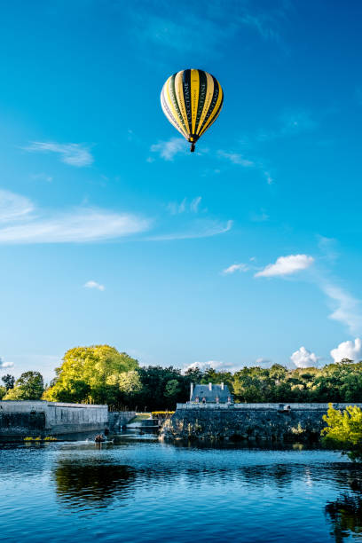 シュノンソー城、フランスでの熱気球 - chateau de chenonceaux ストックフォトと画像