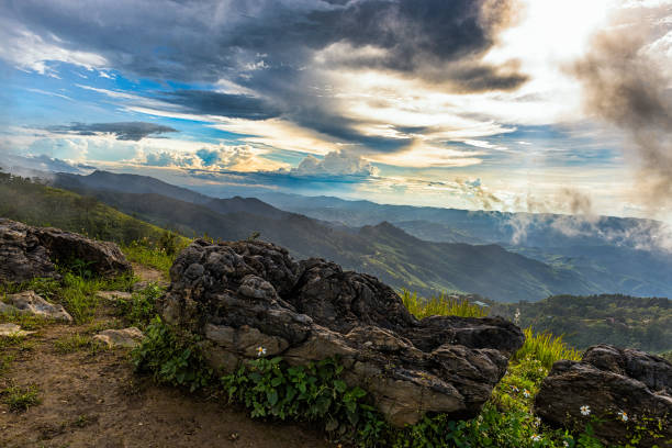 горная скала на пути к дои фа тан в чианграй, таиланд. - doi pha tang стоковые фото и изображения