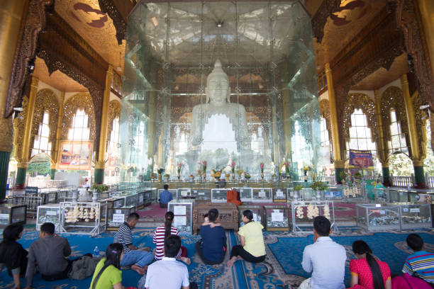 15 de dezembro de 2016 pessoas de mianmar budistas rezando na frente branco mármore imagem de buddha em mármore kyauk taw gyi pagode maior imagem de buddha na birmânia, yangon, mianmar - ancient architecture buddhism burmese culture - fotografias e filmes do acervo