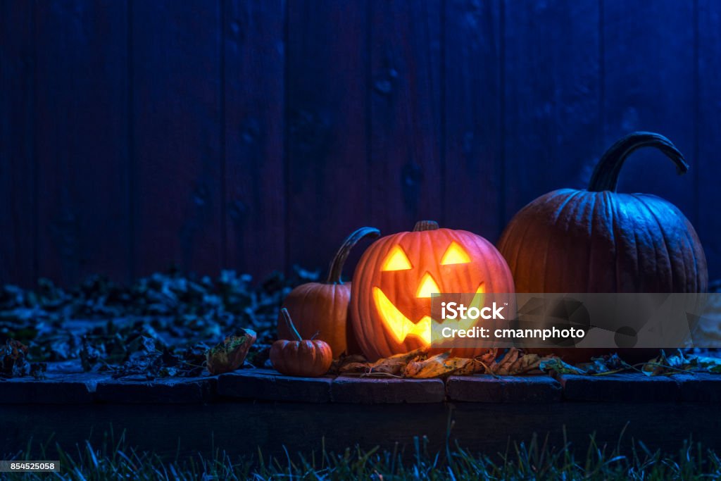 Jack o ' Lantern e abóboras sentado na varanda de madeira velha, à luz da lua - Foto de stock de Lanterna de Halloween royalty-free