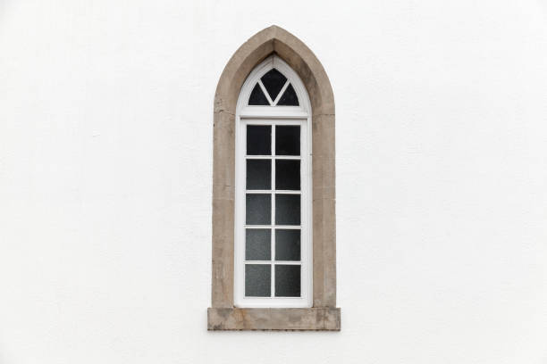 ventana en pared de piedra blanca, neogótico - gothic style castle church arch fotografías e imágenes de stock