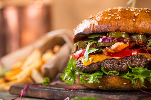 自家製ハンバーガーのクローズ アップ - burger french fries cheeseburger hamburger ストックフォトと画像