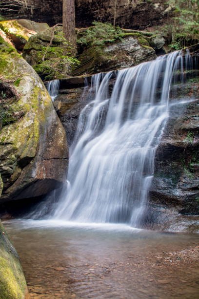 hocking hills agua caída - cedar falls iowa fotografías e imágenes de stock