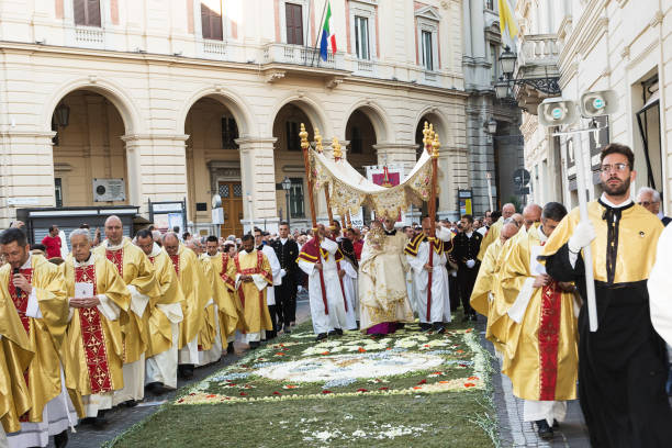 évêque et les prêtres dans la procession religieuse du corpus domini avec infiorata chieti - domini photos et images de collection