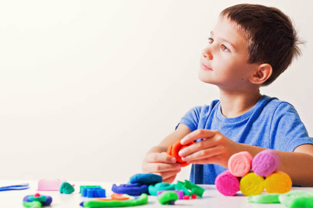 niño jugando y crear a partir de modelado de arcilla o plastilina - food child childs play clay craft fotografías e imágenes de stock