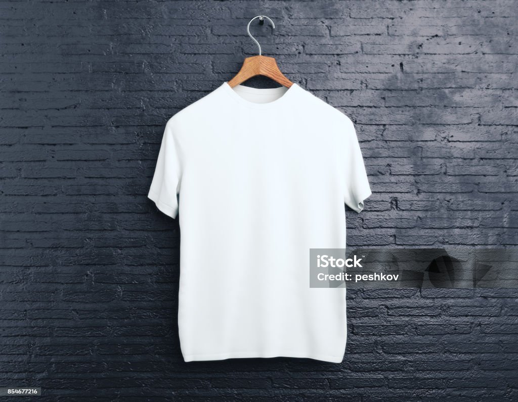 Weißes T-shirt auf Ziegel-Hintergrund - Lizenzfrei T-Shirt Stock-Foto