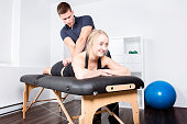 m%C3%A4nnliche-physio-therapeuten-und-fr