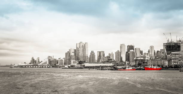 manhattan waterfront cityscape lungo la hudson river greenway dal molo 66. - nyc greenway foto e immagini stock