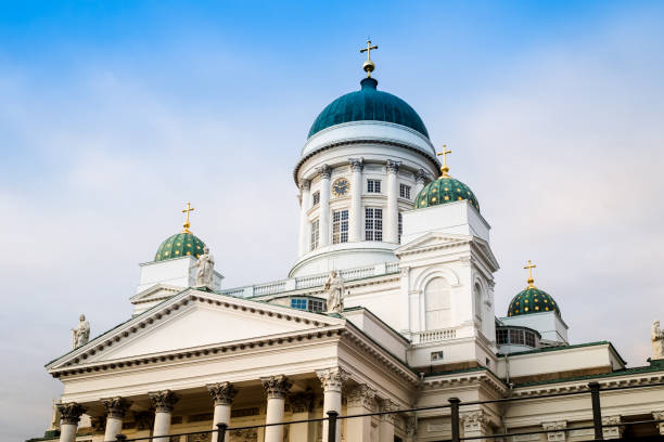 hermosa vista de la catedral de helsinki en la luz del atardecer hermoso, helsinki, finlandia - lutheran church of the redeemer fotografías e imágenes de stock