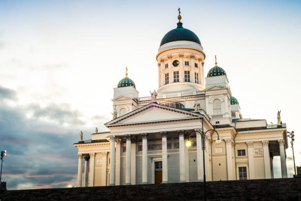 hermosa vista de la catedral de helsinki en la luz del atardecer hermoso, helsinki, finlandia - lutheran church of the redeemer fotografías e imágenes de stock