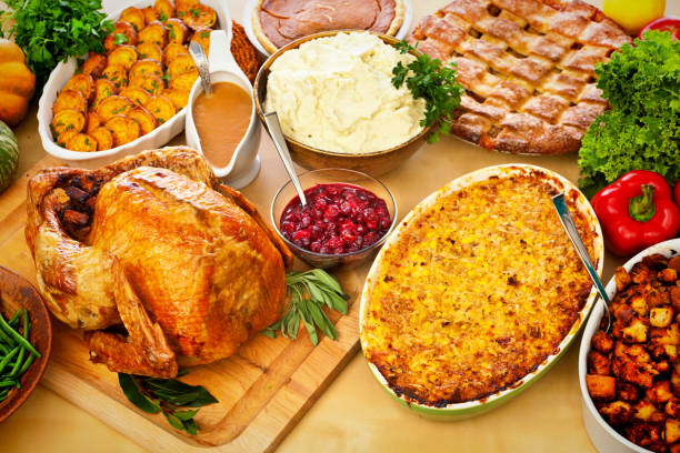 thanksgiving, noël, roast turkey dîner avec accompagnements de plats d’accompagnement - mash bean photos et images de collection