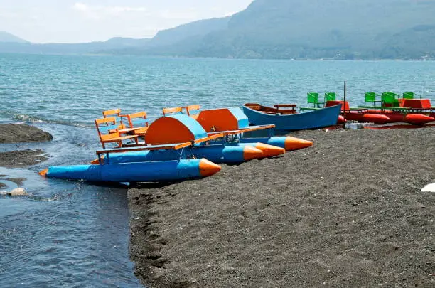 There are many activities in Pucón during the summer. Pedal boats are very popular in Villarica Lake. These colorful rides are a lot of fun in this beautiful lake, and while paddling, one can enjoy the view of Villarica Vulcan.