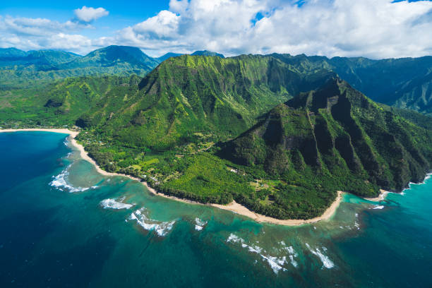 luftbild von princeville bereich und hanalei auf kauai hawaii - kauai travel destinations tourism photography stock-fotos und bilder