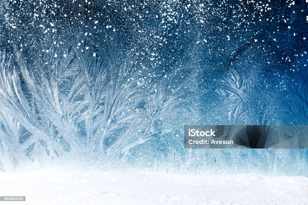 Bosque de cuento de hadas en la helada de la ventana - Foto de stock de Invierno libre de derechos