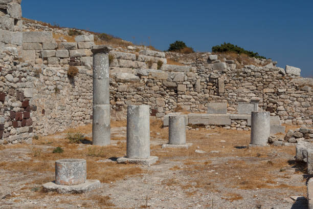 руины древнего города тира, остров санторини, греция - tyche стоковые фото и изображения