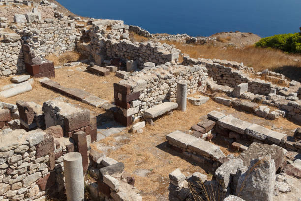 ruiny starożytnego miasta thira, wyspa santorini, grecja - fira zdjęcia i obrazy z banku zdjęć