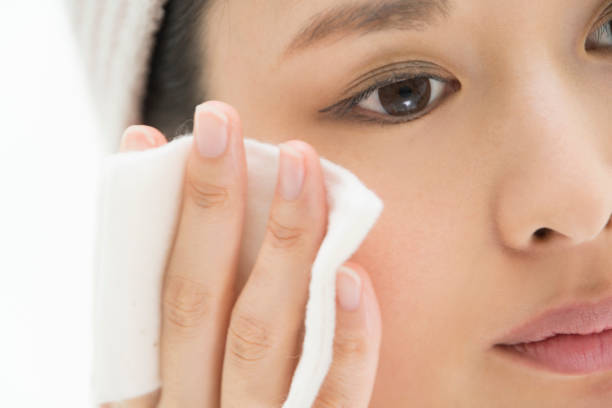 istock Women are using cotton for beauty care. 854885560