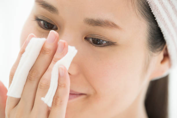 istock Women are doing skin care using cotton. 854885610
