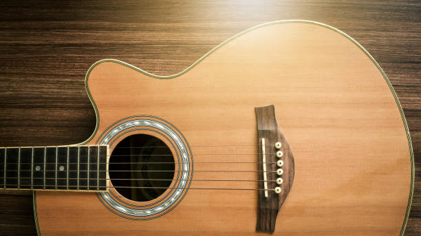 guitarra acústica sobre fondo de madera. - musical instrument string music dark old fashioned fotografías e imágenes de stock