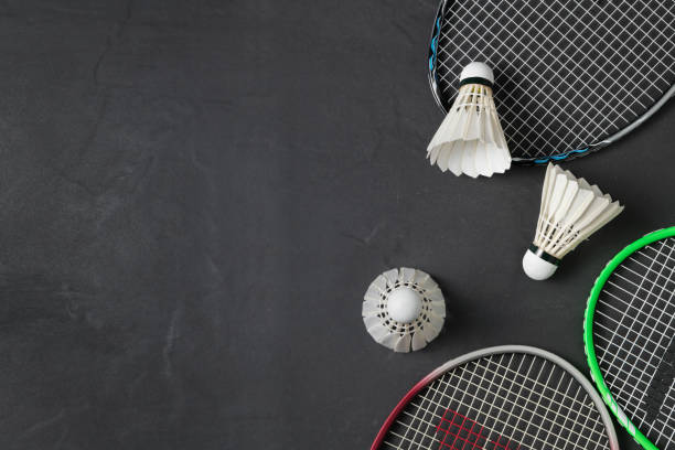 shuttlecocks and badminton racket on black background. - badminton racket isolated white imagens e fotografias de stock