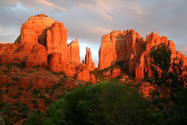 cathedral rock au coucher du soleil, sedona, arizona, é.-u. - mountain sedona arizona southwest usa photos et images de collection