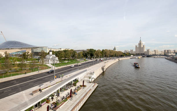 vue de la moskova et kotelnicheskaïa construction de remblai du nouveau pont flottant dans le parc de zaryadye, moscou, russie. le parc a été inauguré le 9 septembre 2017 - kotelnicheskaya photos et images de collection