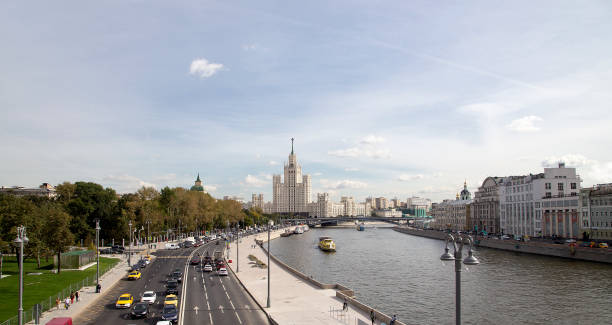 vista del río moskva y terraplén de kotelnicheskaya edificio de puente flotante nuevo en parque zaryadye, moscú, rusia. el parque fue inaugurado el 09 de septiembre de 2017 - kotelnicheskaya fotografías e imágenes de stock