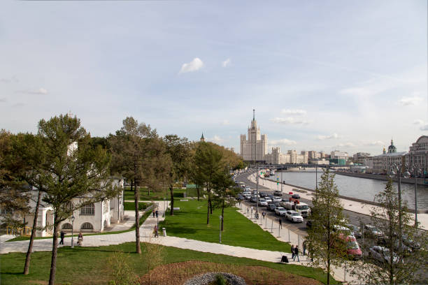 vista del río moskva y terraplén de kotelnicheskaya edificio de puente flotante nuevo en parque zaryadye, moscú, rusia. el parque fue inaugurado el 09 de septiembre de 2017 - kotelnicheskaya fotografías e imágenes de stock