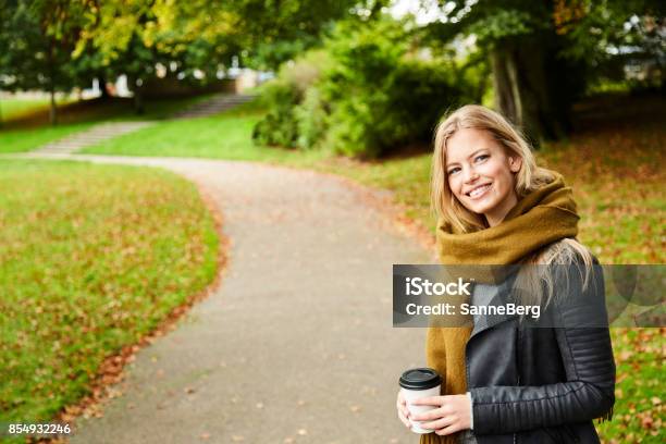 Lächelnde Schönheit Im Park Stockfoto und mehr Bilder von 25-29 Jahre - 25-29 Jahre, Herbst, Blondes Haar