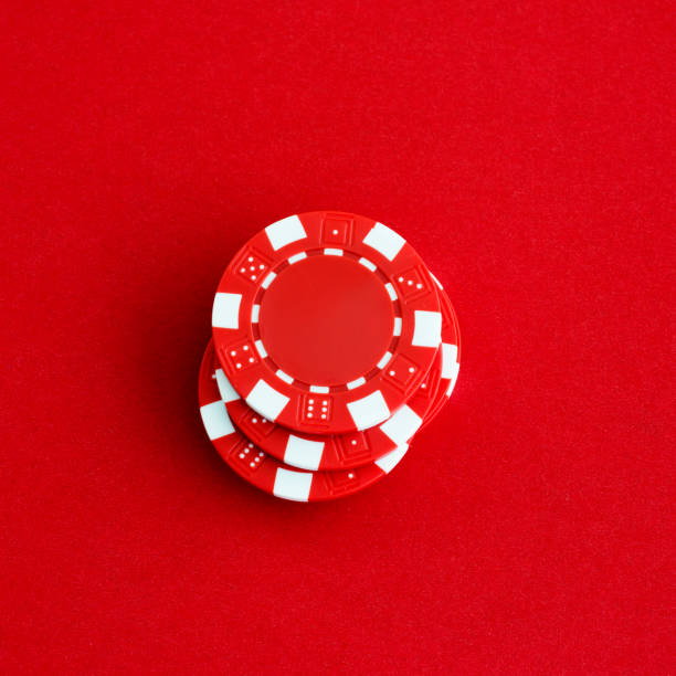 빨간색 배경에 포커 칩 스택 - gambling chip 뉴스 사진 이미지