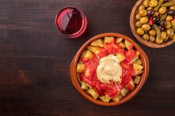 tapas a víno. patatas bravas, olivy a kopírovací prostor - středomořská kuchyně fotky - stock snímky, obrázky a fotky