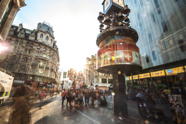 famous places around london - leicester square - praça leicester imagens e fotografias de stock