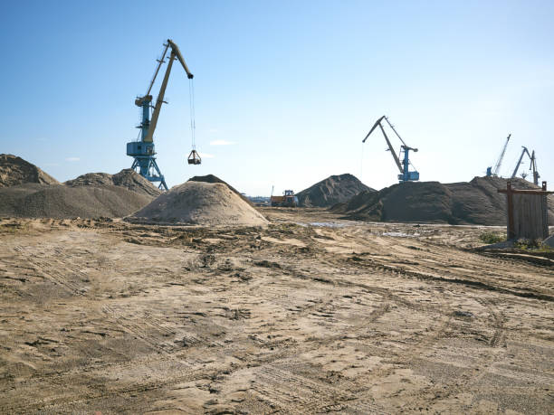 сrane escavação, azul céu - construction equipment large construction crane - fotografias e filmes do acervo