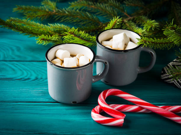 濃い緑のホット チョコレート。クリスマスの飲み物 - candy candy cane christmas sweet food ストックフォトと画像