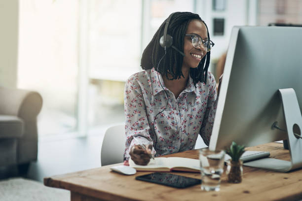 전문가 호출 합니다. 그녀는 그녀가 무슨 말을 하는 알으십시오 - women customer service representative people sales occupation 뉴스 사진 이미지