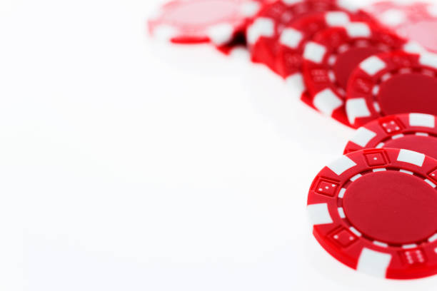 red poker chip on white background - arts symbols studio shot selective focus entertainment imagens e fotografias de stock